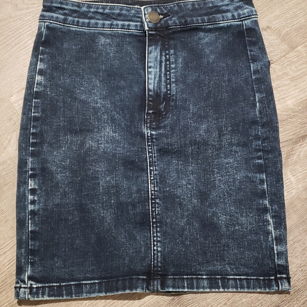 AE skirt